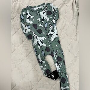 Posh Peanut Airman footed pajamas 9-12m excellent condition